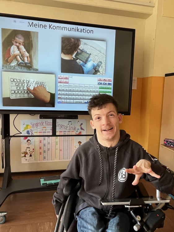 Raphael Donati hielt im vergangenen Schuljahr an zehn Schulen der verschiedenen Schulstufen im ganzen Land Workshops zu Unterstützter Kommunikation. (Foto: LPA/Landesamt für Beratung der Pädagogischen Abteilung)