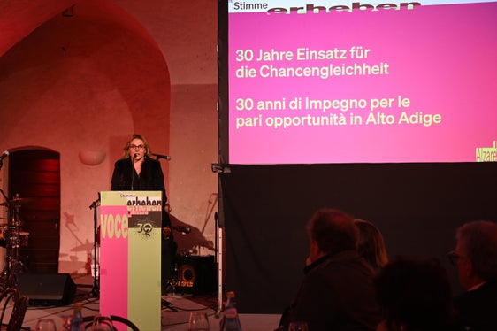 Ohne die vielen Vorarbeiterinnen wären wir heute nicht da, wo wir aktuell stehen, hob Beiratspräsidentin Ulrike Oberhammer hervor und dankte allen aktuellen und vergangenen Mitstreiterinnen und Fürsprecherinnen in Sachen Chancengleichheit. (Foto: LPA/Carmen Kollmann)