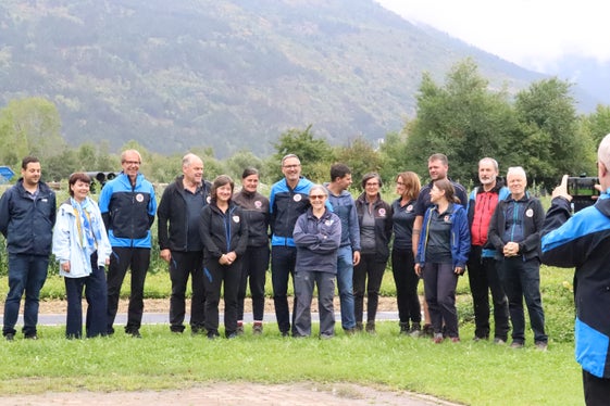 Foto di gruppo con il presidente Arno Kompatscher (al centro). Nel vivaio forestale dell'Agenzia per la Protezione Civile a Prato allo Stelvio vengono coltivate e propagate ogni anno fino a 60.000 latifoglie autoctone, necessarie per la piantumazione lungo i torrenti ostruiti, per i reticoli di pendio e i rimboschimenti d'alta quota (Foto: USP/Maja Clara)