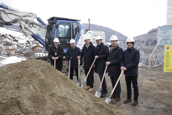 Spatenstich für die Umfahrung Percha: (v.l.) Bürgermeister Schneider, Tiefbauabteilungsdirektor Umberto Simone, Mobilitätslandesrat Alfreider, Landeshauptmann Kompatscher, Mobilitätsressortchef Martin Vallazza und Arno Brancalion vom Amt für Tiefbau (Foto: LPA/Tiberio Sorvillo)