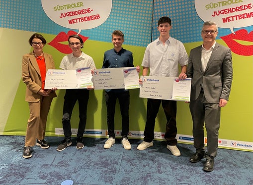 Sieger Spontanrede Oberschule (v. l.): Gertrud Verdorfer (Direktorin Pädagogische Abteilung Bildungsdirektion), 2. Platz Valerio Gabriele Osto, 1. Platz Moritz Luther, 3. Platz Maximilian Focherini, Mariano Paris (Leiter Corporate Communication und Marketing Volksbank) (Foto: LPA/Deutsche Bildungsdirektion)