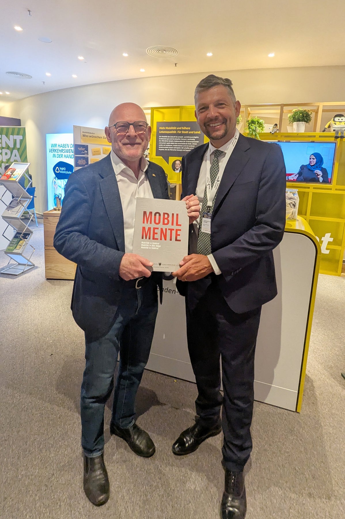 Verkehrsminister Winfried Hermann (links im Bild) mit Landesrat Daniel Alfreider beim Treffen im Rahmen des 2. Kongresses zur Zukunft des öffentlichen Nahverkehrs. (Foto: LPA/Ingo Dejaco)