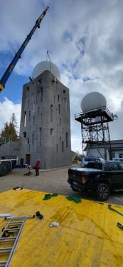 Der neue Niederschlagsradar am Gantkofel ist weithin sichtbar und wird von Südtirol und dem Trentino gemeinsam betrieben. (Foto: LPA/Dienst für Risikoprävention und CUE Trient)