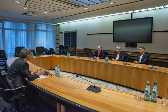 Il presidente uscente del SWR-EA, Federico Giudiceandrea, e il presidente designato, Sandro Pellegrini, hanno presentato al presidente Kompatscher quelle che si configurano essere le principali preoccupazioni per l'economia altoatesina. (Foto: ASP/Greta Stuefer)