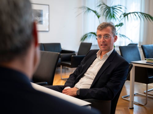 Alexander Rieper (a destra) è presidente di Confindustria Alto Adige dal giugno 2025. Succede a Heiner Oberrauch. Il 25 giugno è stato ricevuto a Palazzo Widmann dal presidente della Provincia Arno Kompatscher (di spalle). (Foto: USP/Fabio Brucculeri)