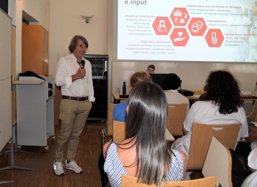 “Oggi abbiamo oltre 200 medici in più rispetto a pochi anni fa: da giugno si sono aggiunti nove nuovi medici di medicina generale e cinque pediatri di libera scelta”, ha riferito l'assessore provinciale alla Prevenzione sanitaria e salute Hubert Messner durante la visita a Bressanone. (Foto: USP/Angelika Schrott)