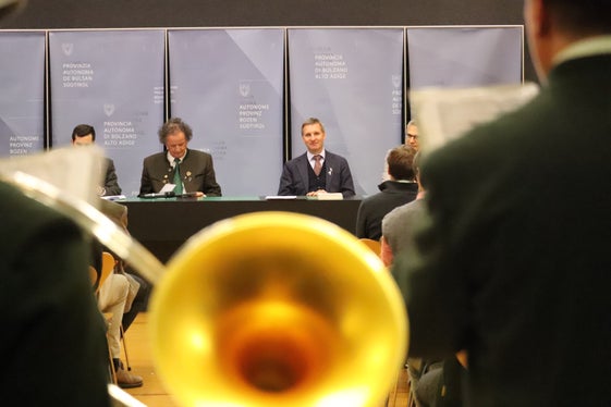 Landesjägermeister Günther Rabensteiner (links) und Forstwirtschaftslandesrat Luis Walcher bei der Jungjägerfeier. (Foto: LPA/Maja Clara)