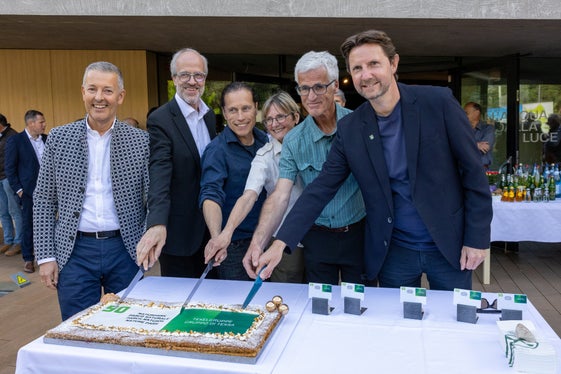 Tortenanschnitt zum Jubiläum (von links): Landesrat Peter Brunner, Abteilungsdirektor Florian Zerzer, Valentin Schroffenegger, Annamaria Gapp, Führungsausschuss-Präsident Arnold Rinner und Bürgermeister Zeno Christanell. (Foto: LPA/Bernhard Aichner)