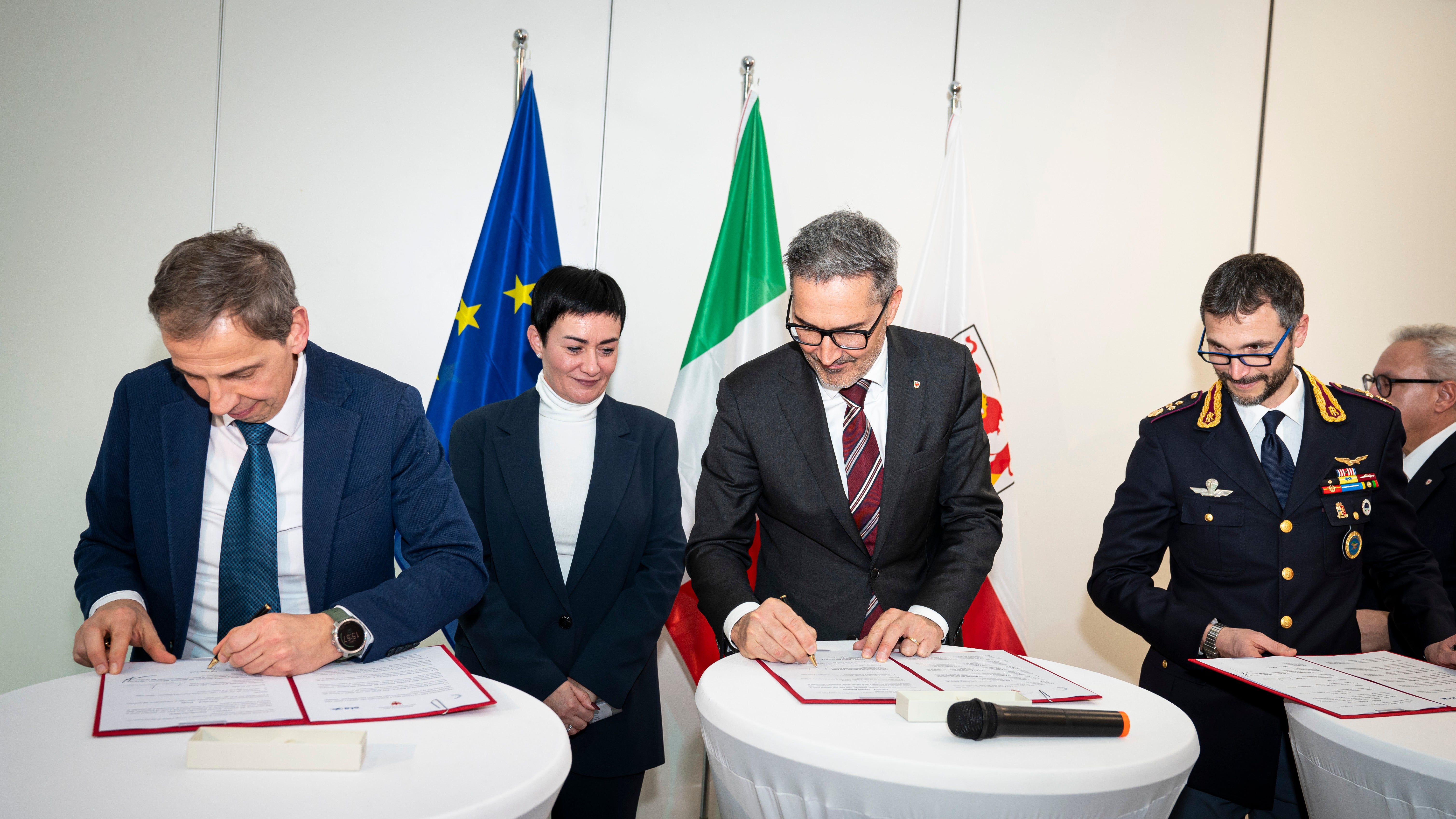 Sie unterzeichneten die Vereinbarung (von links): Martin Fill, STA-Präsident, Landeshauptmann Arno Kompatscher und Giovanni Schettino, Leiter der Abteilung für Verbrechensprävention Lombardia. (Foto: LPA/Fabio Brucculeri)