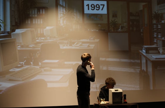Schülerinnen und Schüler erzählten die Geschichte der WFO Franz Kafka Meran in kurzen Spielszenen. Die abgebildete Szene greift den Einzug des Computers in den Schulalltag auf. (Foto: LPA/Deutsche Bildungsdirektion/Stefanie Ausserer)
