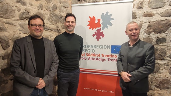 Gestern wurde im Waaghaus das Neue Europäische Bauhaus vorgestellt. Im Bild (v.l.) Uwe Staffler von der Kimahaus-Agentur Bozen, Architekt David Calas und Euregio-Generalsekretär Christoph von Ach (Foto: Euregio/Armin Gluderer)
