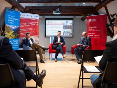 Für die Patienten und Patienten sind laut den Dachverband-Leitenden Günther Sommia (links, Südtirol) und Maria Pflanzner-Stockl (Mitte, Tirol) vor allem Zugang und Orientierung zu den Gesundheitssystemen sowie deren Zusammenarbeit und Vernetzung&nbsp;wichtig. (Foto: LPA/Fabio Brucculeri)