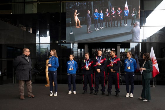 Gli olimpionici altoatesini sul palco del NOI Techpark. Nella foto (da sinistra) Elmar Pichler Rolle, Verena Hofer, Marion Oberhofer, Emanuel Rieder, Dominik Fischnaller, Simon Kainzwaldner e Sharon Market. (Foto/USP/Manuela Tessaro)  