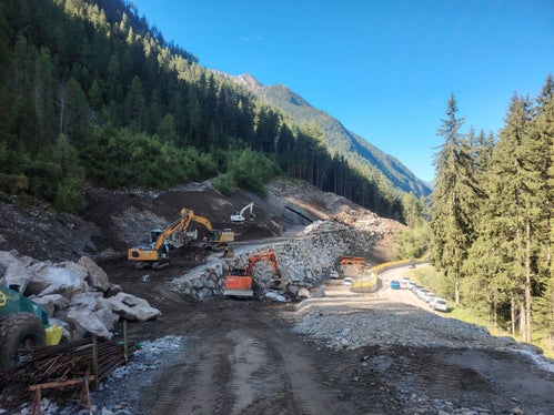 Die beiden Dämme mit einer Länge von 195 Metern und 170 Metern und einer Höhe zwischen 4,2 und 8 Metern befinden sich im Herzen des Naturparks Rieserferner-Ahrn in einem Natura-2000-Schutzgebiet. Bei der Planung wurden die Umweltauflagen strikt beachtet. (Foto: LPA/Landesamt für Geologie und Baustoffprüfung)
