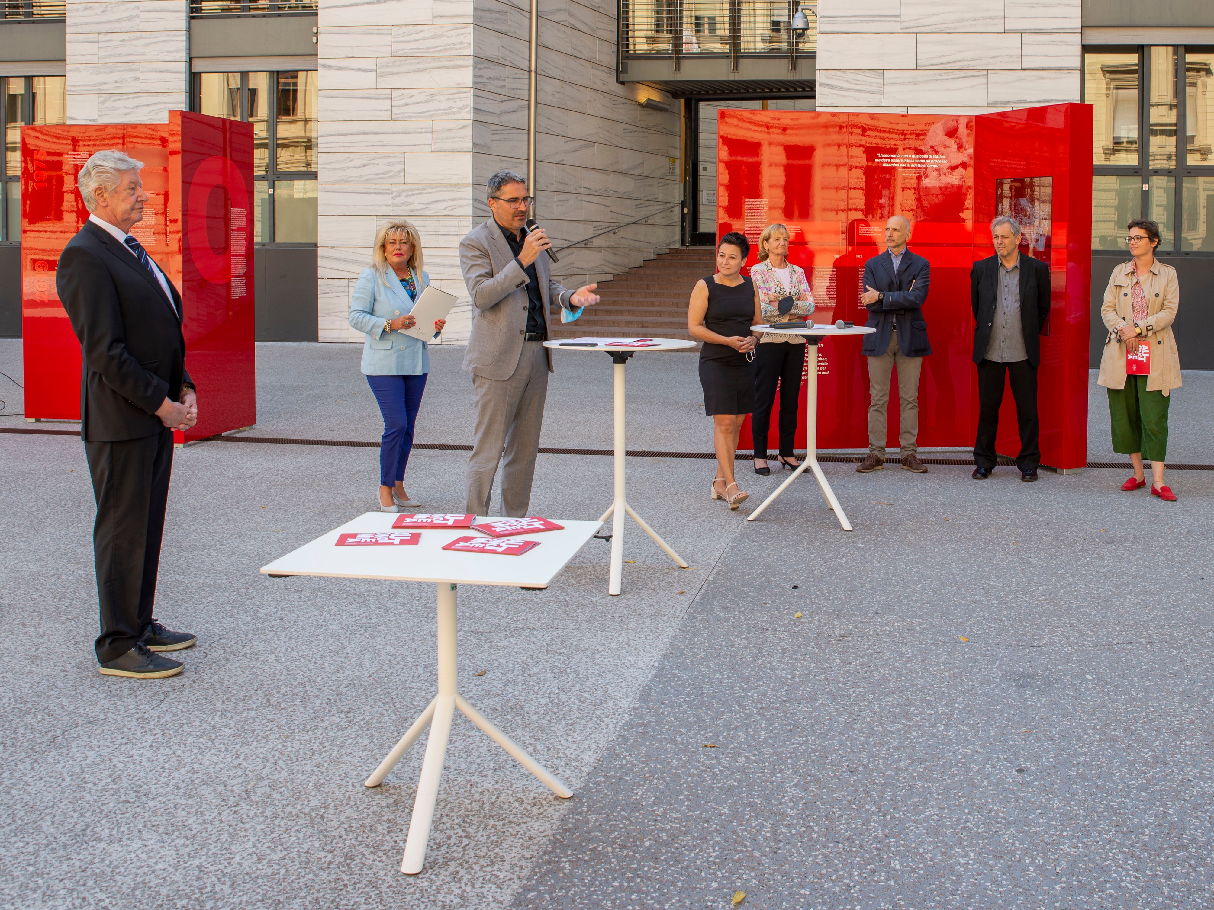 Bezeichneten die Autonomie als Errungenschaft und Verantwortung für unser Land: (v.l.) Bürgermeister Caramaschi, Landtagspräsidentin Mattei, LH Kompatscher mit der Ausstellungs-Arbeitsgruppe Fleckinger, Stocker, Di Micheli, Peterlini und Malfertheiner. (Foto: LPA/Fabio Brucculeri)