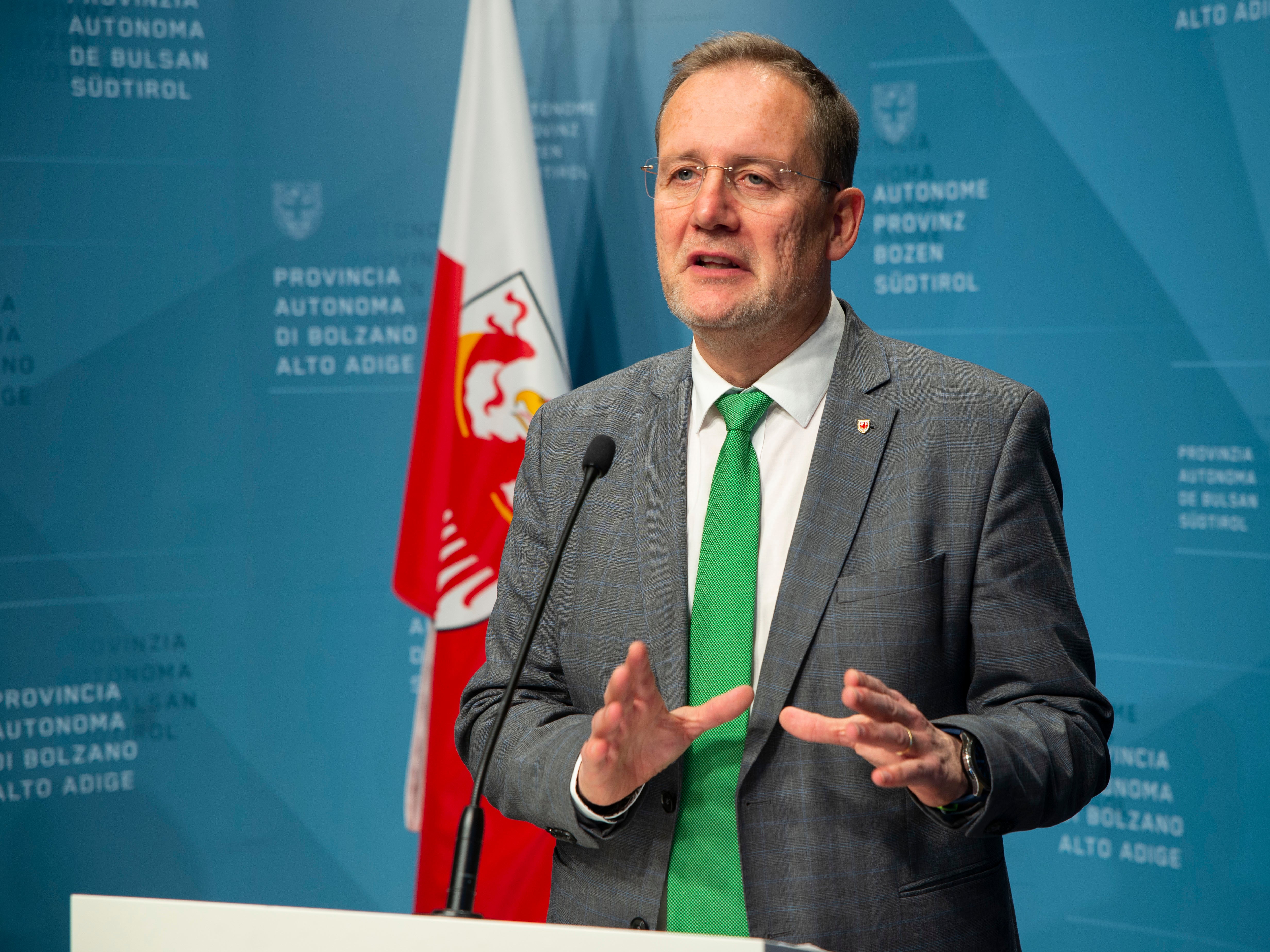 Sicherheit gewährleisten und Vermögenswert steigern: Das ist das Ziel der Instandhaltungsmaßnahmen der Landesvermögensabteilung, wie Hochbau- und Vermögenslandesrat Bessone betont. (Foto: LPA/Fabio Brucculeri)