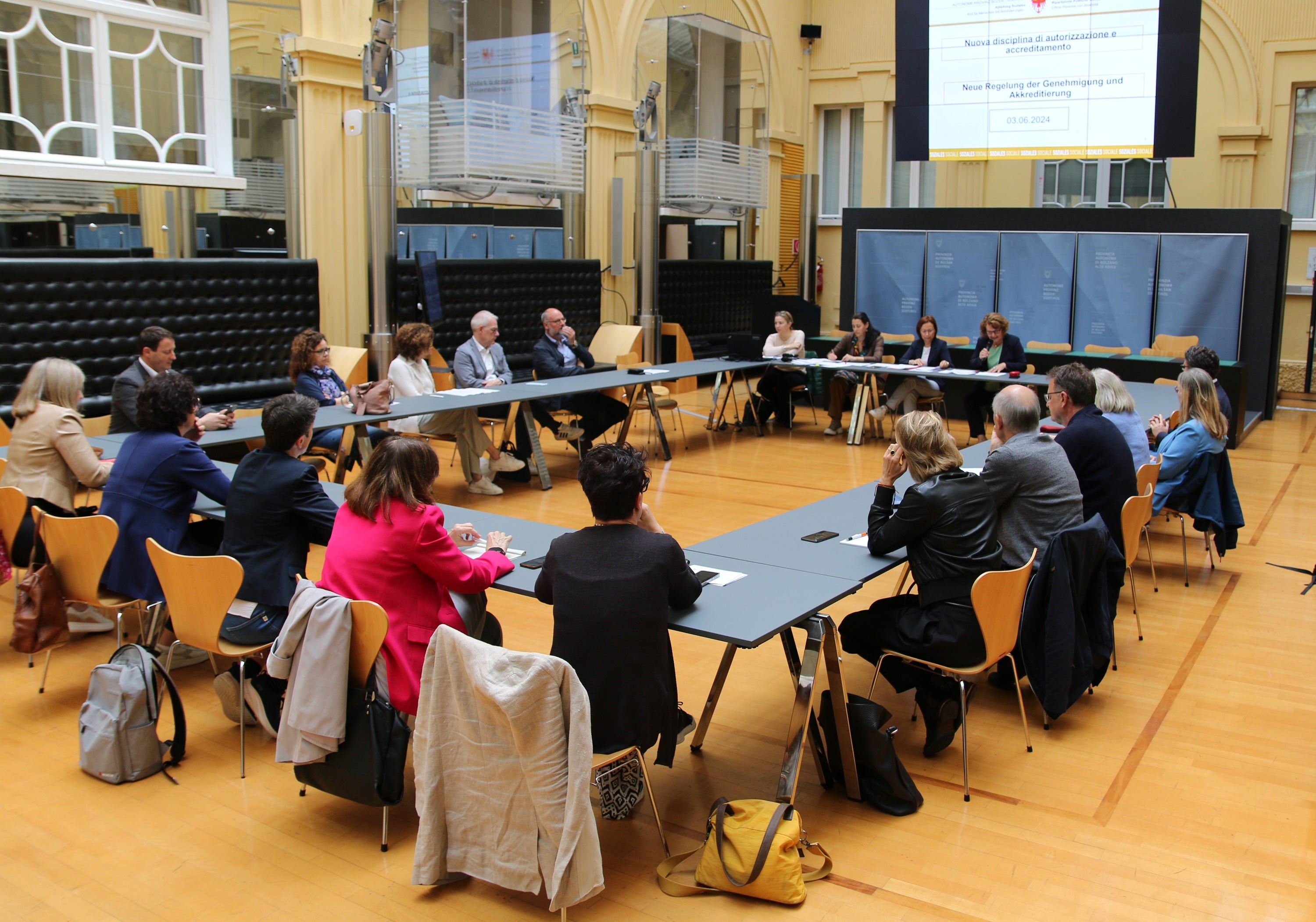 Consulta per il sociale al lavoro nella sua prima seduta (Foto: ASP/Carmen Kollmann)