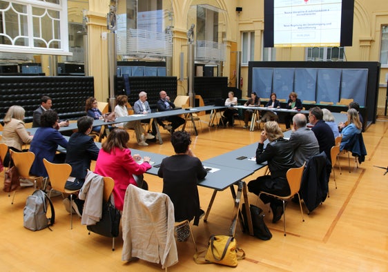 Consulta per il sociale al lavoro nella sua prima seduta (Foto: ASP/Carmen Kollmann)