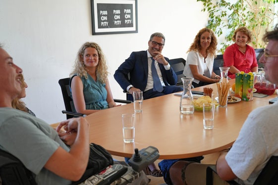Beim Besuch von Landeshauptmann Kompatscher und Landesrätin Pamer in Innsbruck stand auch ein Austausch mit Mitgliedern der Interessensvertretung Selbstbestimmt Leben an. (Foto: Land Tirol/Mara Dorfmann)