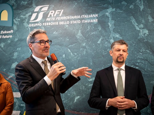 Il presidente della Provincia Arno Kompatscher e l'assessore alla Mobilità Daniel Alfreider all'inaugurazione del nuovo infopoint BBT presso la stazione ferroviaria di Bronzolo. (Foto: USP/Fabio Brucculeri)