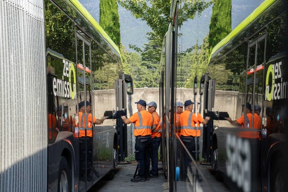SASA SpA ha avviato una procedura aperta per la fornitura di autobus a trazione elettrica con alimentazione a batteria. La gara prevede 42 veicoli come quantità a base d’asta e opzioni di acquisto ai sensi dell’art. 61 di ulteriori 15 mezzi, per un totale massimo di 57 autobus a zero emissioni. (Foto: USP/SASA SpA/Lucia Rose Buffa)