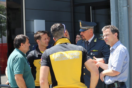 Reger Austausch auch nach der Sitzung: die Finanzpolizei und der Landesvorsitzende des Bergrettungsdienstes im AVS Ernst Winkler (l.) und Landesfunkdienstkoordinator Markus Rauch (r.). (Foto: LPA/Maja Clara)