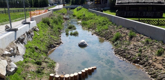 Hochwasserschutz und Ökologie: Durch die Strukturierung der Kleinen Drau wurde auch der Fischlebensraum aufgewertet. (Foto: LPA/Landesamt für Wildbach- und Lawinenverbauung Ost)