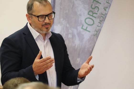 Marco Pietrogiovanna, direttore dell'Ufficio Pianificazione forestale della Provincia, durante la cerimonia alla Scuola forestale Latemar. (Foto: USP/Maja Clara)