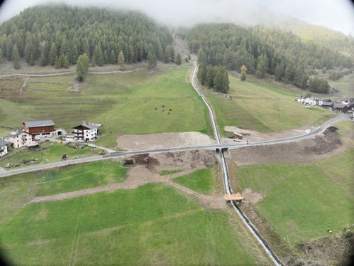 Con il rifacimento del ponte, la sezione trasversale è stata notevolmente aumentata, poiché la campata è stata ampliata, il tracciato stradale è stato spostato a valle e la strada è stata rialzata di circa un metro. Questo rende la sezione stradale più sicura e fornisce una migliore protezione contro le colate detritiche e le alluvioni (Foto: ASP/Ufficio tecnico strade Ovest)