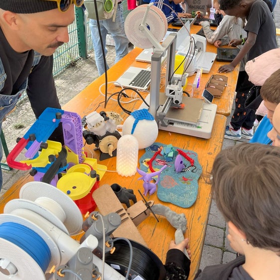 Jugend, Technik und Weihnachtsstimmung treffen in zwölf Jugendzentren im ganzen Land zusammen. In den "Corner Tech" können junge Menschen in kreativen Workshops eigene technische Weihnachtsgeschenke gestalten. (Foto: LPA/Terraferma)