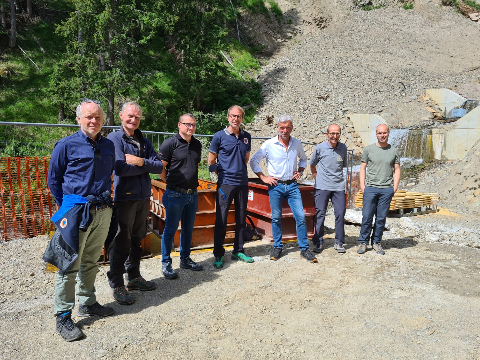 Foto di gruppo al termine del sopralluogo al rio Mesner in Val d'Ultimo (Foto: ASP/Agenzia per la Protezoine civile/Judith Weissensteiner)