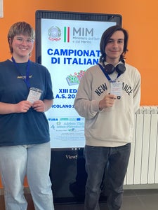 Silvia Reinalter del Liceo delle scienze umane di Brunico e Elias Rossetti dell'Istituto tecnologico “Max Valier” di Bolzano alla finale dei Campionati di italiano 2024 (Foto: ASP/Cristina Corbetta)
