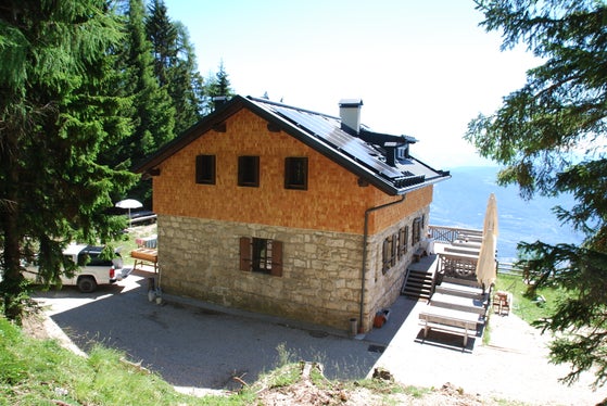 Die Schutzhütten in Südtirol werden je nach Eigentumsverhältnissen vom Land Südtirol, von AVS und CAI sowie von privaten Betreiberinnen und Betreibern getragen. Im Bild die Überetscher Hütte an den Hängen des Roen. (Foto: LPA/Club Alpino Italiano CAI)