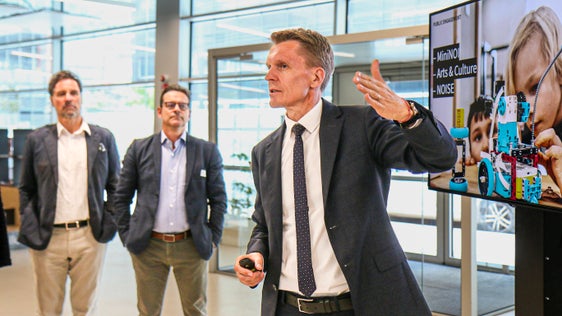 NOI-Direktor Ulrich Stofner hat die Aufgaben des NOI Techpark vorgestellt. (Foto: LPA/Ingrid Silginer)