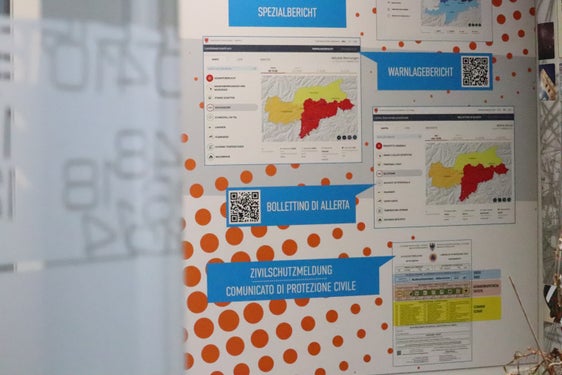 Produkte des Landeswarnsystems: der Spezialbericht mit der Intensität unter anderem der Niederschläge oder des Starkwindes, der Warnlagebericht mit der Bewertung des Gefährdungspotentials von acht Wetterphänomenen und Naturereignissen und die Zivilschutzmeldung (Foto: LPA/Maja Clara)