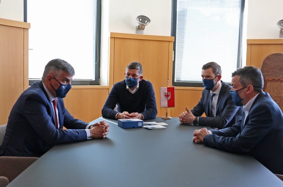 Nella foto il direttore della Federazione Cooperative Raiffeisen, Paul Gasser, l'assessore alla mobilità, Daniel Alfreider, il direttore della Ripartizione mobilità, Martin Vallazza, e il direttore di STA, Joachim Dejaco  (Foto: ASP/Ingo Dejaco) 