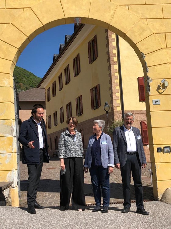 Bildungslandesrat Philipp Achammer, Gertrud Verdorfer (Direktorin Pädagogische Abteilung der Deutschen Bildungsdirektion), Christine Gasser (stellvertretende Direktorin der Pädagogischen Abteilung) und Rudolf Meraner (ehemaliger Direktor der Pädagogischen Abteilung) bei den Rechtenthaler Gesprächen zur Schulentwicklung in Tramin (Foto: LPA/Helga Huber) 