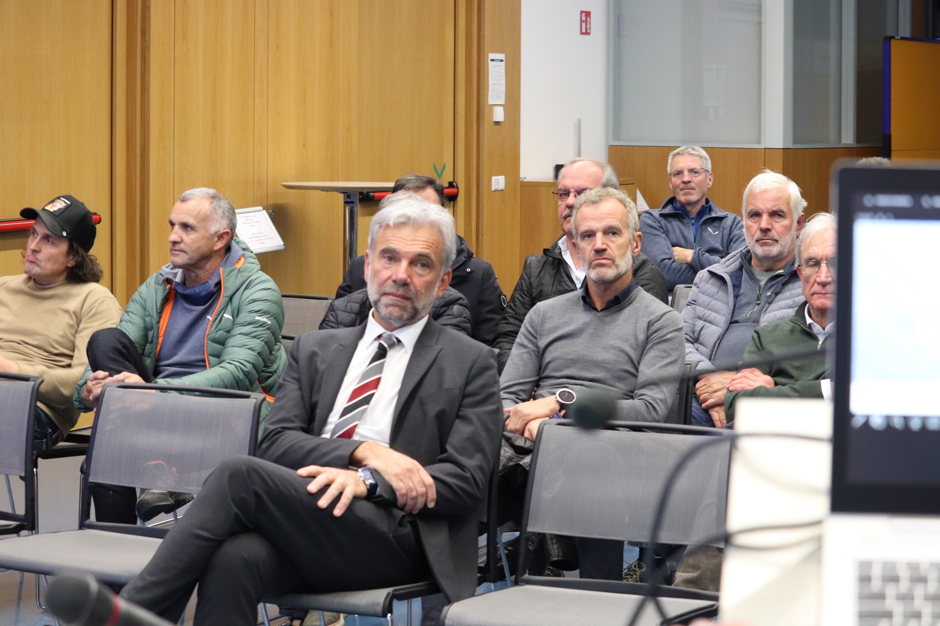 L'assessore provinciale alla Protezione civile, Arnold Schuler, ha ringraziato le Commissioni valanghe comunali per il loro lavoro di responsabilità. (Foto: ASP/Maja Clara)