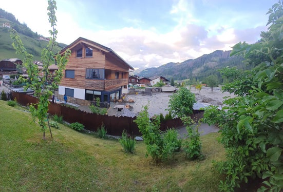 Die Wildbachverbauung mit Vorarbeiter Tobias Obwegs war mit Baggern und Lastkraftwagen durchgehend die Nacht auf heute (18. Juni) über im Einsatz. im Bild Momentaufnahme von gestern Abend. (Foto: LPA/Landesamt für Geologie und Baustoffprüfung)