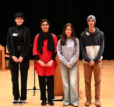 Traten als Team 4 an: Emma Unterhofer (Realgymnasium Bozen), Ateeba Malik (Oberschulzentrum Sterzing), Elena Sigismondi (Franziskanergymnasium) und Felix Mall (Sprachen- und Realgymnasium Bruneck). (Foto: LPA/Deutsche Bildungsdirektion)
