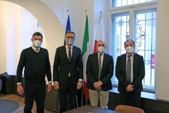 Landesrat Alfreider, Landeshauptmann Kompatscher, Vizeminister Morelli und Landesrat Vettorato (v.l.) beim heutigen Treffen im Landhaus 1 (Foto: LPA/Ingo Dejaco)