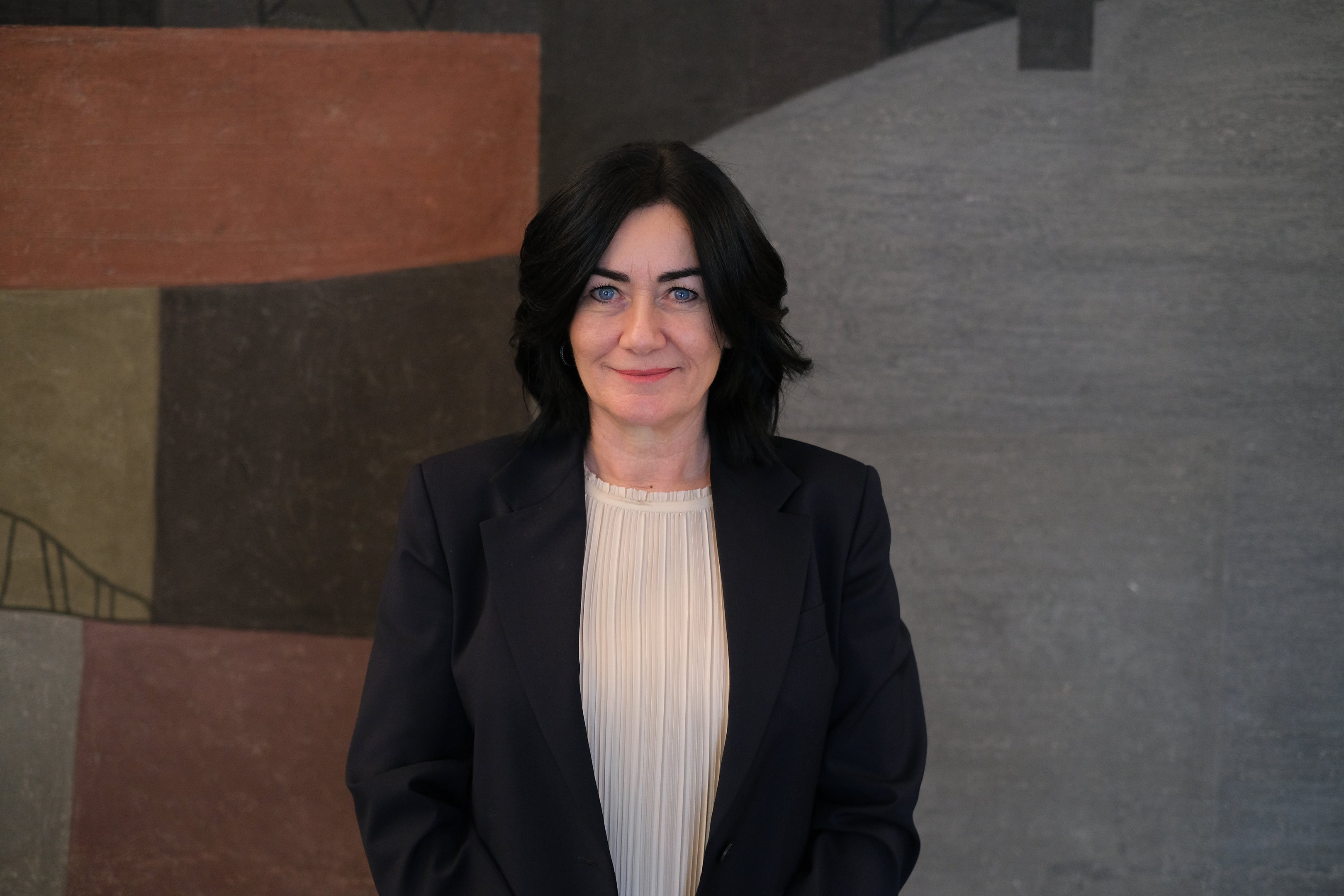 “La Riforma abitare non è un’iniziativa fine a sé stessa, ma rappresenta l’inizio di una serie di misure a 360° volte a creare e garantire alloggi a prezzi accessibili per la popolazione residente. Con essa abbiamo interrotto la stasi pluriennale in materia di alloggi e inserito in maniera decisa gli alloggi a prezzi accessibili tra le priorità dell’esecutivo provinciale”, afferma l’assessora provinciale all’edilizia abitativa Ulli Mair commentando con soddisfazione i primi risultati. (Foto: USP/Lukas Forer)