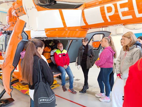 Die Oberschülerinnen und Oberschülern beim Besuch der Flugrettung (Foto: LPA/Christine Zingerle)