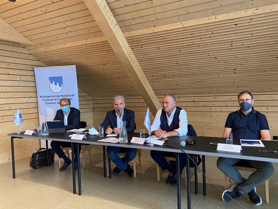 L’assessore Schuler ha preso parte oggi alla riunione di follow-up sugli ultimi eventi temporaleschi nell'area dello Sciliar, che hanno colpito in particolare le frazioni di Tesimo e Siusi (Foto: ASP/Noemi Prinoth)