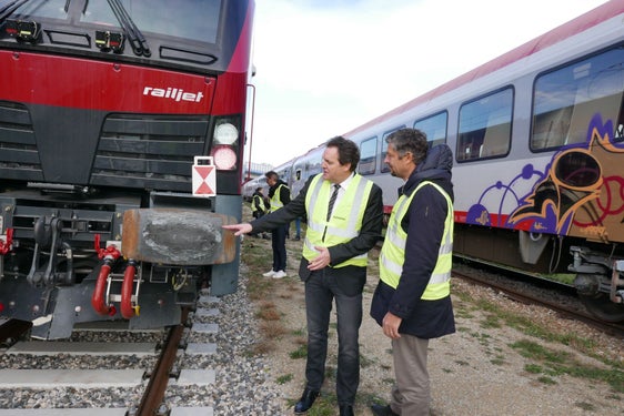 Mehrere Züge vom neuen Nightjet bis hin zum neuen Railjet der ÖBB, der ab 2024 auch über den Brenner rollen soll, haben sich die Landesräte René Zumtobel und Daniel Alfreider in Wien angeschaut. (Foto: LPA/Ingo Dejaco)