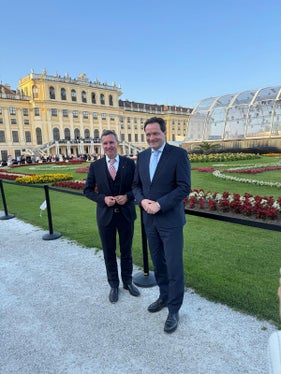 I colloqui sono proseguiti in un ambiente storico: l'assessore Luis Walcher (a sinistra) è stato ospite, su invito del ministro federale Norbert Totschnig, al concerto estivo notturno dei Wiener Philharmoniker nel parco del castello di Schönbrunn. (Foto: USP/Ministero federale dell'Agricoltura, delle Foreste, della Protezione del Clima e dell'Ambiente, delle Regioni e della Gestione delle Acque BMLUK/Kranzler)