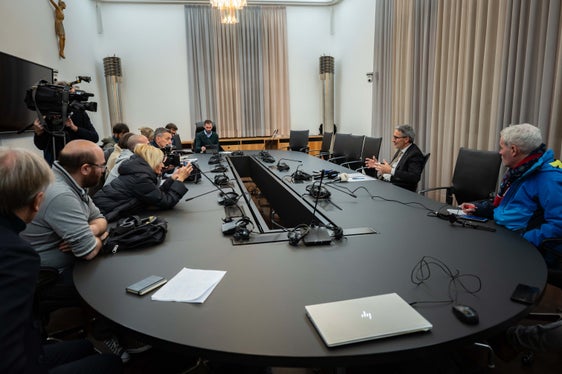 Il presidente Arno Kompatscher ha risposto alle domande dei giornalisti durante un incontro con i media dopo la seduta del Consiglio provinciale. (Foto: USP/Greta Stuefer)
