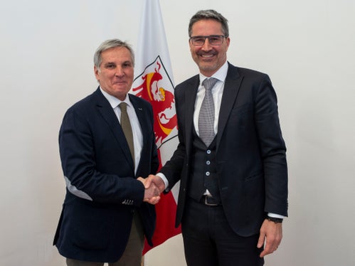 Landeshauptmann Kompatscher dankte dem scheidenden Direktor des Rai-Sitzes in Bozen, Vittorio Longati, der nun in den wohlverdienten Ruhestand tritt. (Foto: LPA/Fabio Brucculeri)