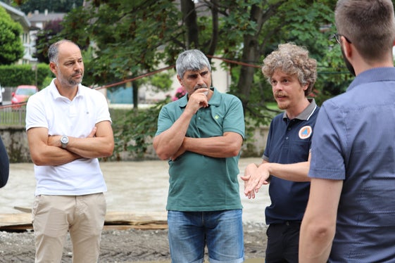 Verstärkung des Hochwasserschutzes für Klausen: (v.l.) Vizebürgermeister Helmut Verginer, Referent Arthur Unterfrauner, Bauleiter Lukas Pichler (Foto: LPA/Maja Clara)