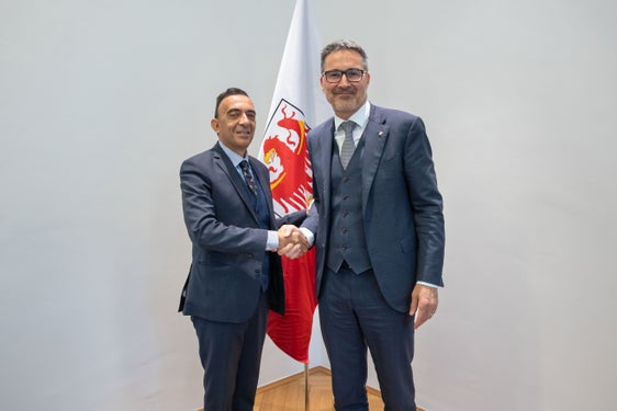 Stretta di mano alla fine di un lungo percorso dirigenziale. Il presidente Arno Kompatscher (nella foto a destra) e il direttore del Dipartimento Cultura italiana e Sviluppo economico Antonio Lampis. Il dirigente raggiungerà il 1° maggio il meritato traguardo della pensione, dopo 44 anni di servizio, 36 dei quali spesi all’interno dell’Amministrazione provinciale. (Foto: USP/Silvia Obwexer)